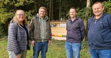 Aktive Bürger übergeben Bienenlehrpfad an den Bienenzuchtverein Velden
