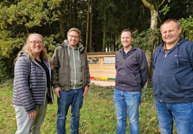 Aktive Bürger übergeben Bienenlehrpfad an den Bienenzuchtverein Velden